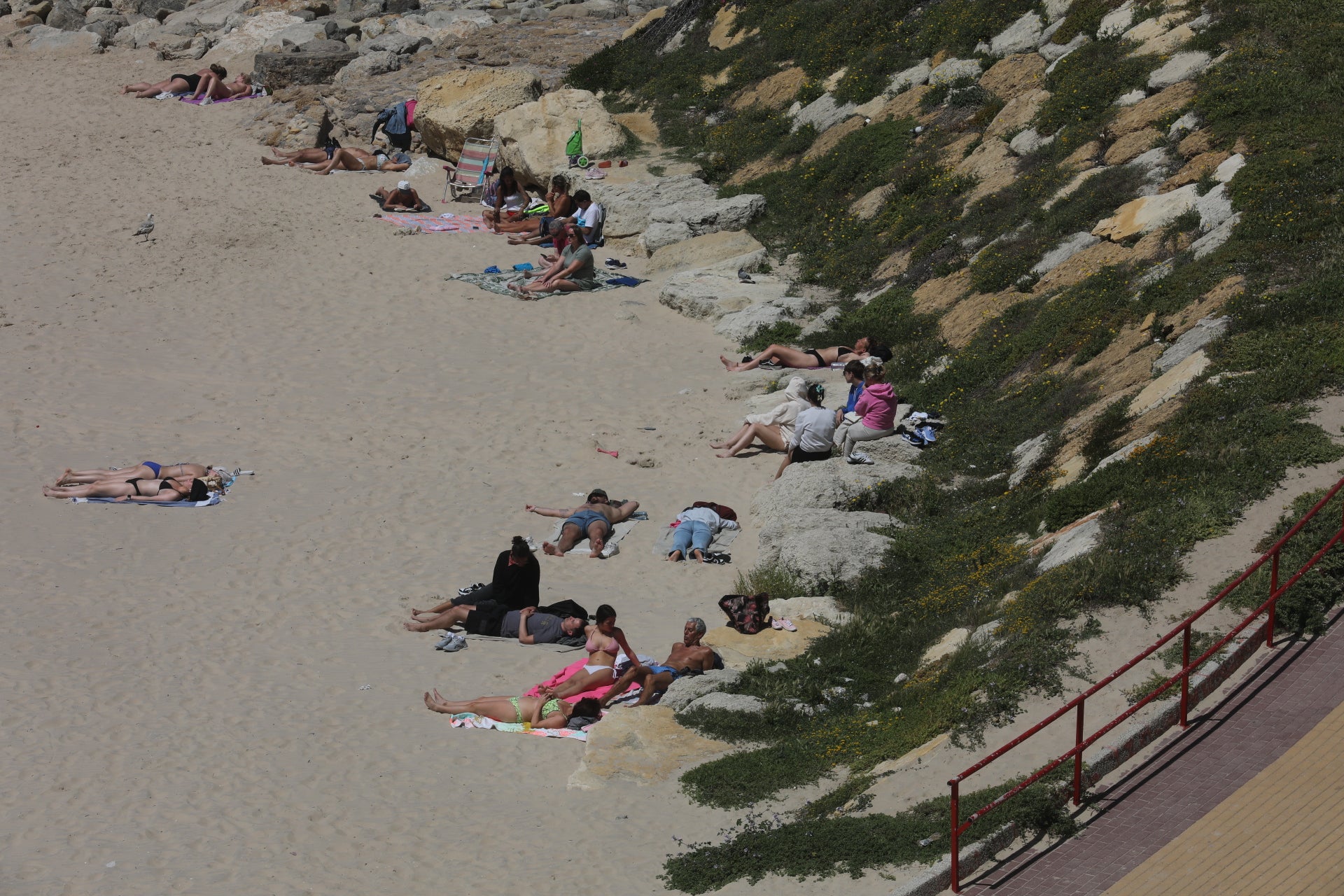 Cádiz despide la Semana Santa entre chapuzones y paseos por la playa