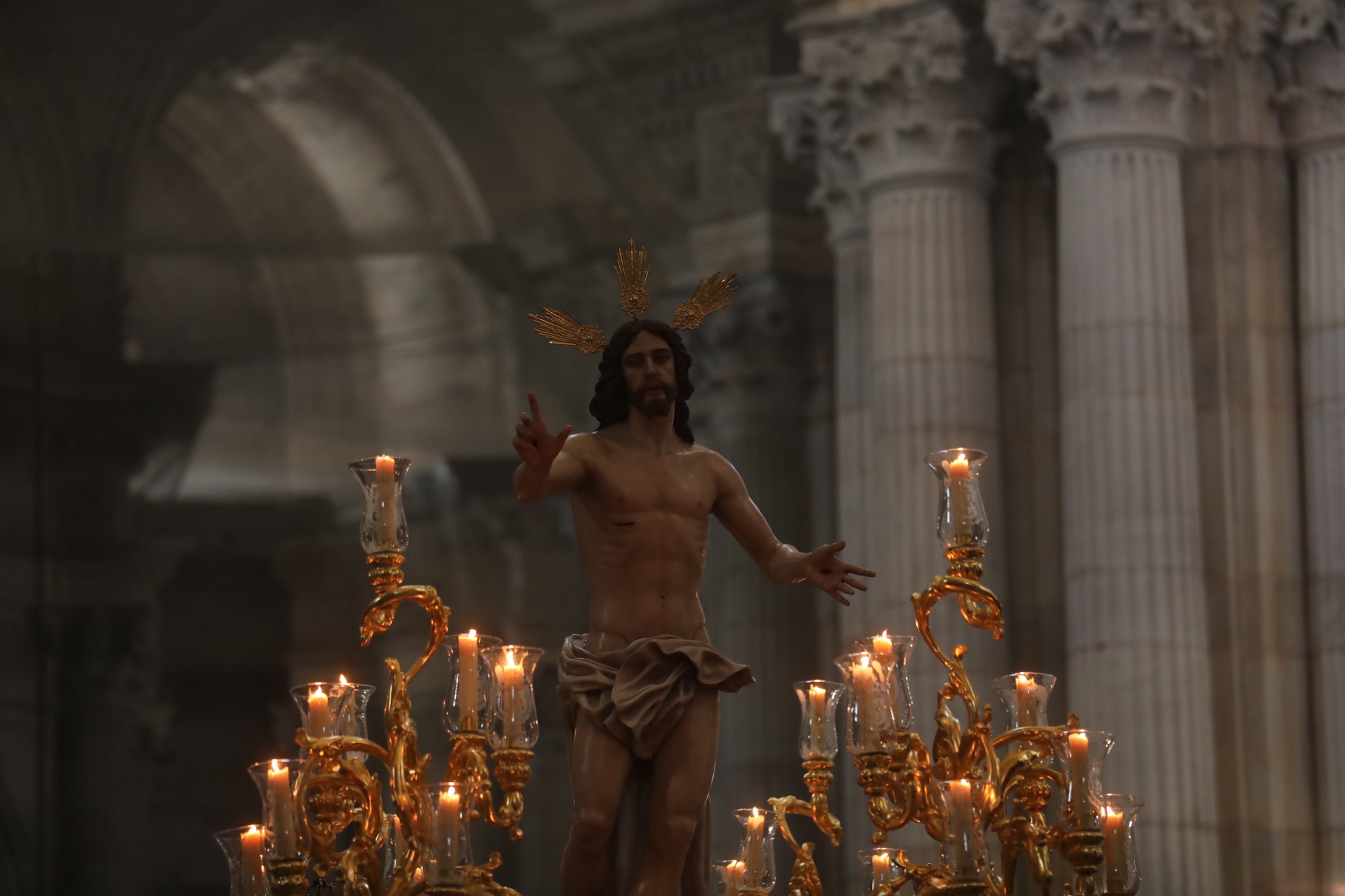Fotos: El Resucitado procesiona por las calles de Cádiz