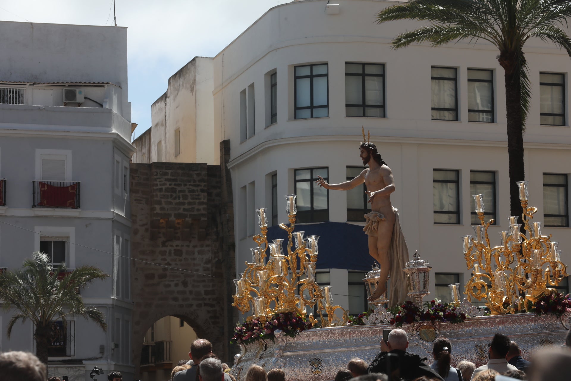 Fotos: El Resucitado procesiona por las calles de Cádiz