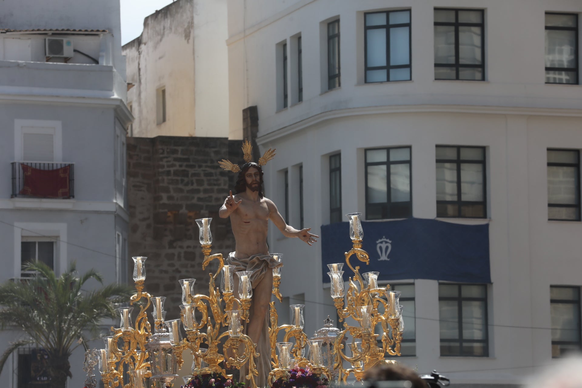 Fotos: El Resucitado procesiona por las calles de Cádiz