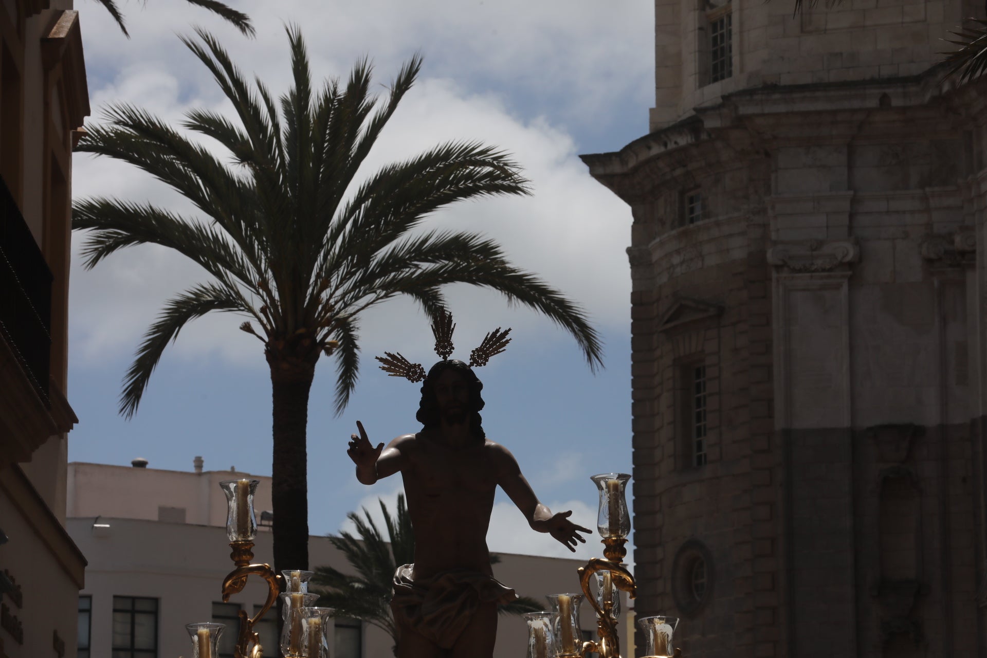 Fotos: El Resucitado procesiona por las calles de Cádiz