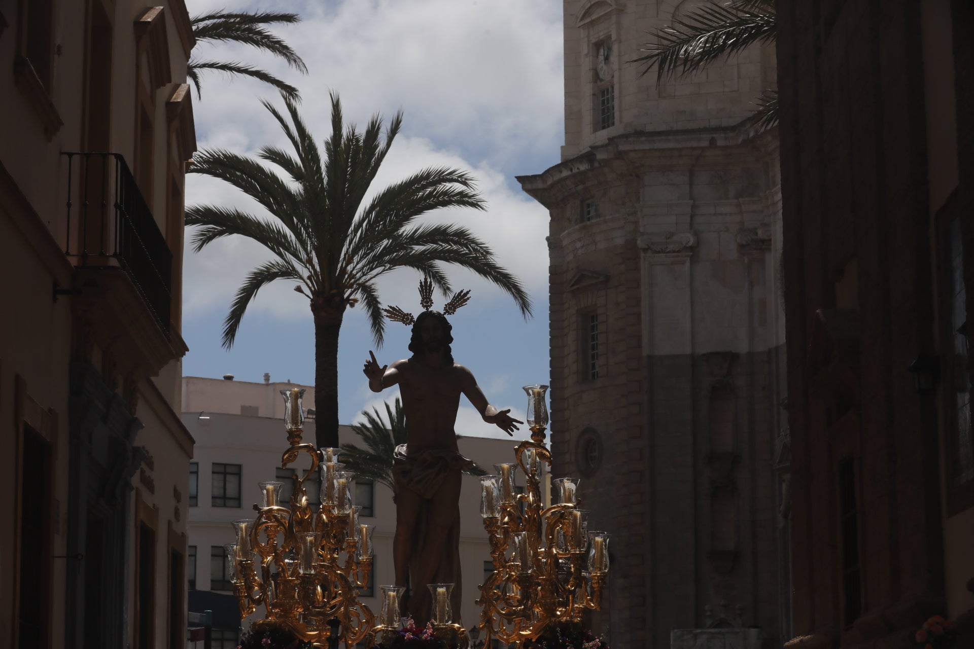 Fotos: El Resucitado procesiona por las calles de Cádiz