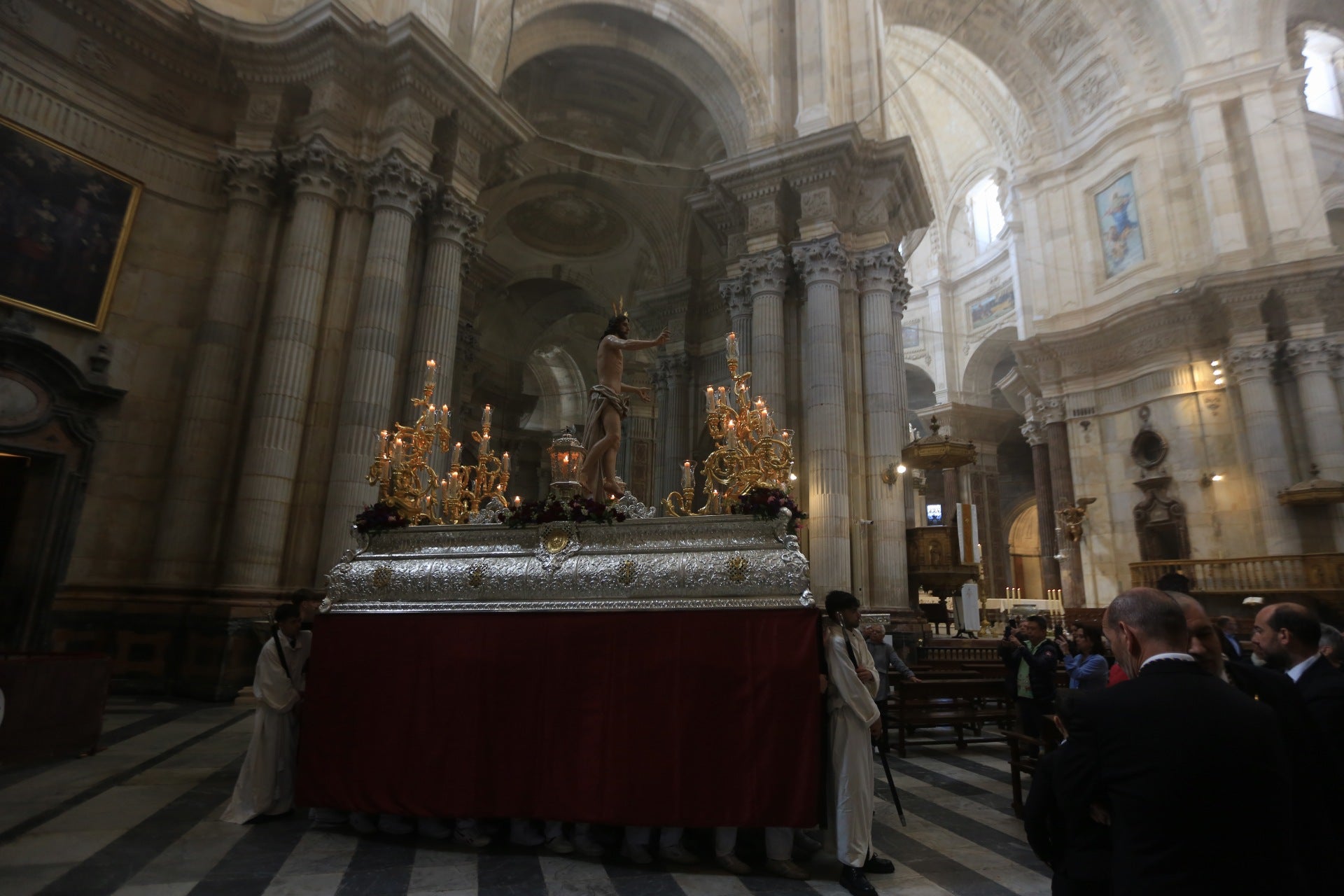 Fotos: El Resucitado procesiona por las calles de Cádiz
