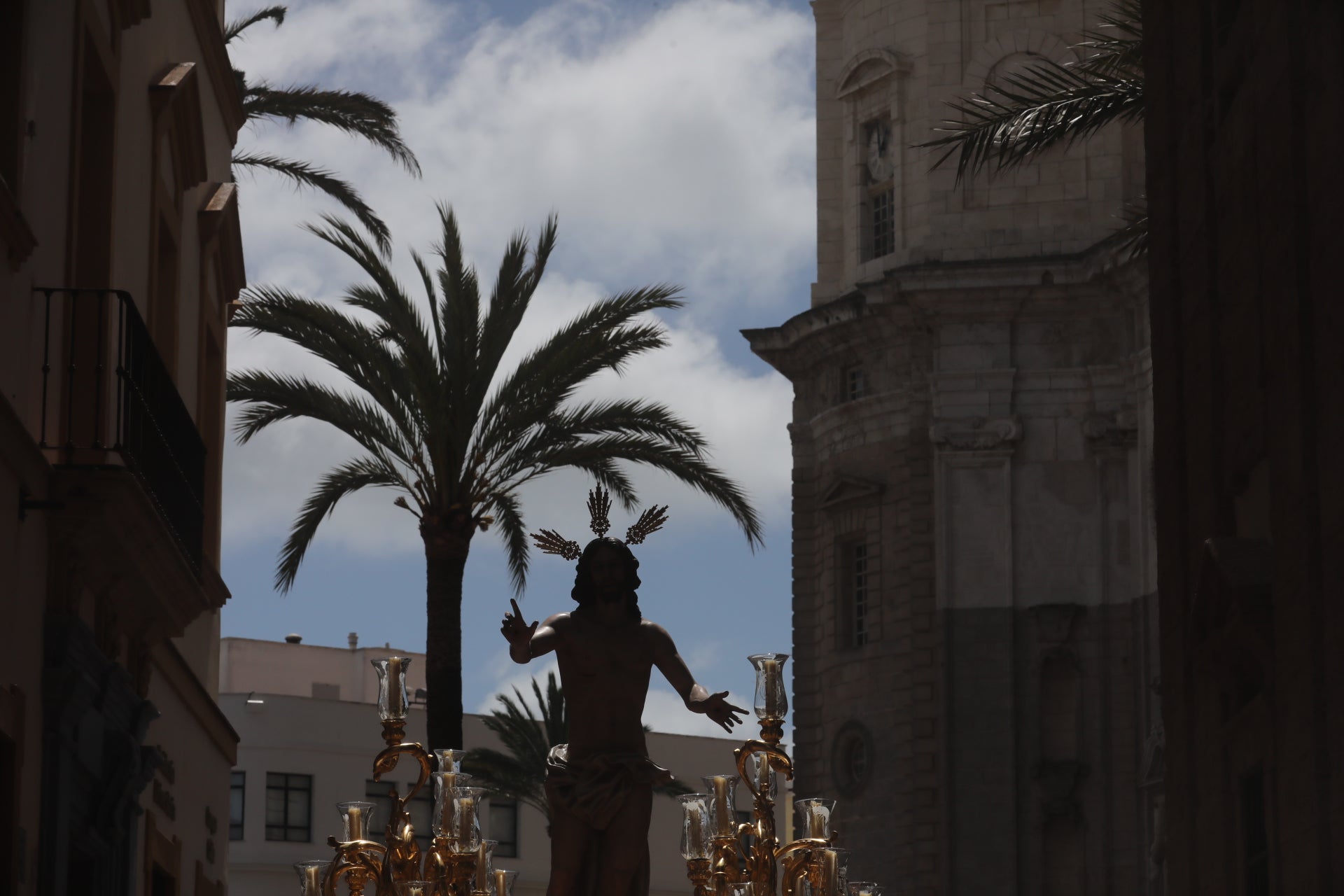 Fotos: El Resucitado procesiona por las calles de Cádiz