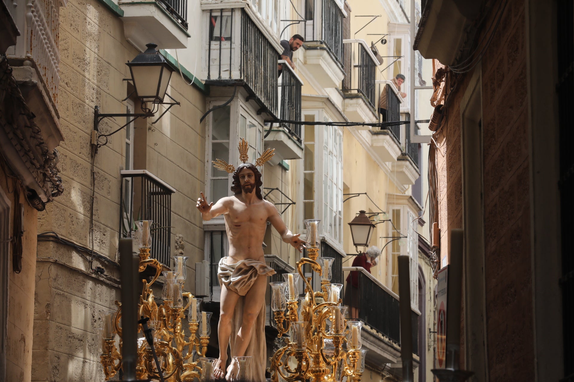 Fotos: El Resucitado procesiona por las calles de Cádiz