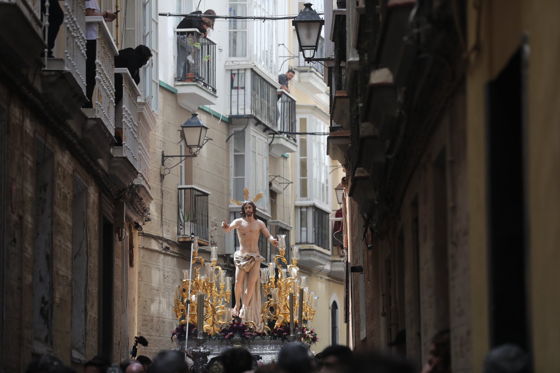 Fotos: El Resucitado procesiona por las calles de Cádiz