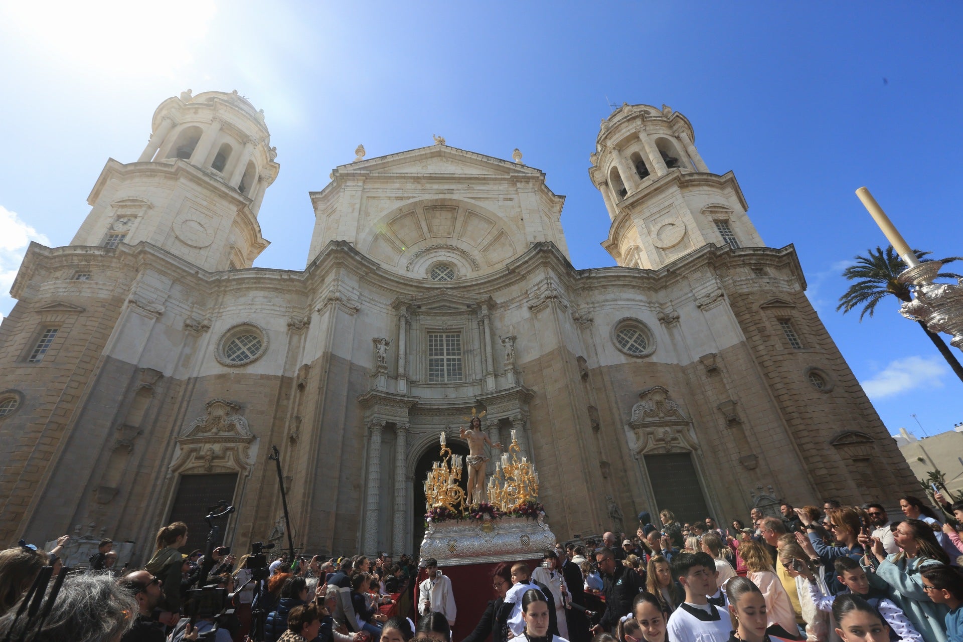 Fotos: El Resucitado procesiona por las calles de Cádiz