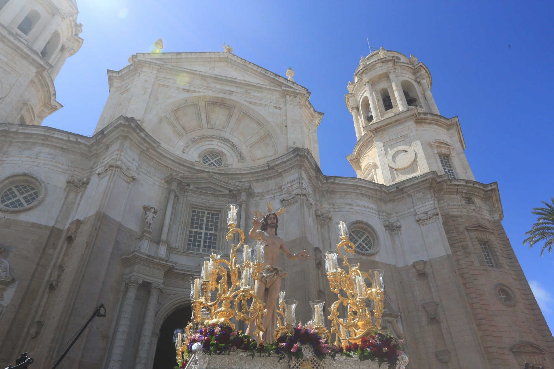 Fotos: El Resucitado procesiona por las calles de Cádiz