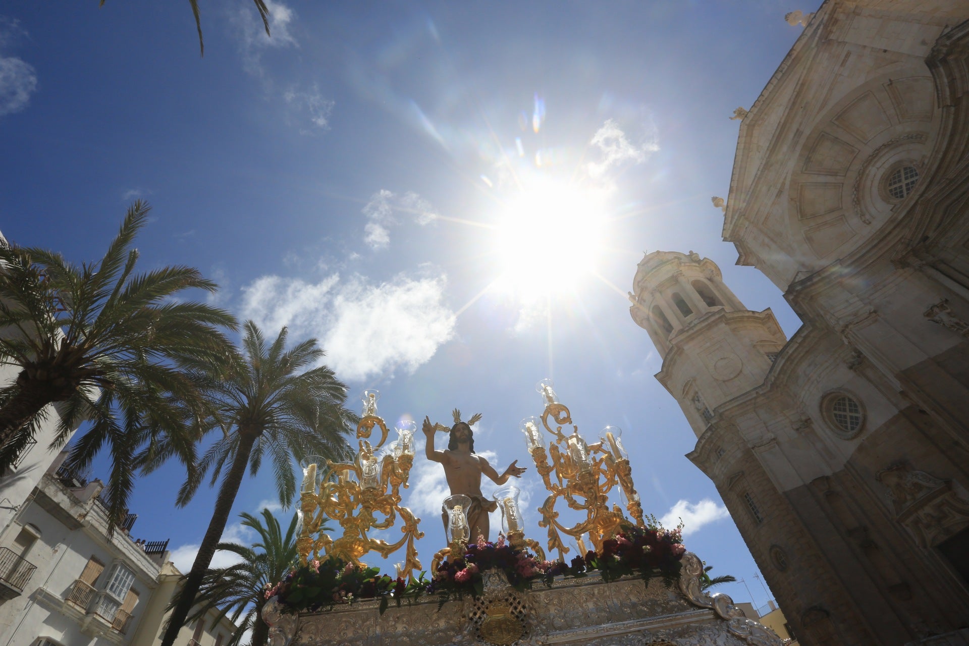 Fotos: El Resucitado procesiona por las calles de Cádiz