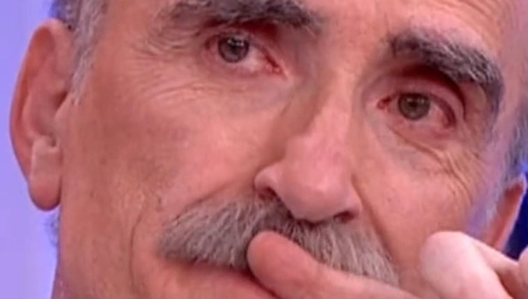 Juan y Medio empieza a llorar en directo al recordar a su madre: «Ella está esperando ofrecerme lo mejor que tiene»
