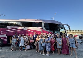 El Ayuntamiento de Sevilla lleva gratis a la playa a más de 5.500 vecinos