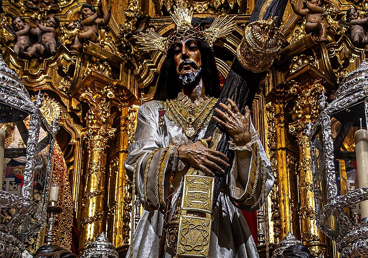 Jesús Nazareno, de gris perla preparado para su peregrinación