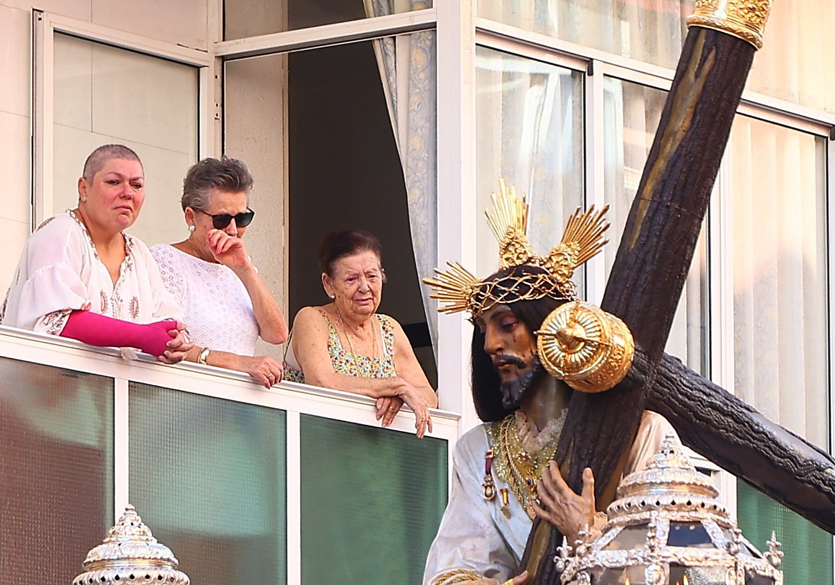Jesús Nazareno ante la mirada de mujeres desde un balón de La Laguna