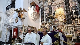 El Nazareno aguarda junto a la Patrona su regreso a Santa María tras bendecir Puerta Tierra
