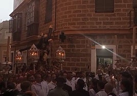 Cádiz se rinde a la emoción: Los Cleriguillos cantan al Nazareno un pasodoble de Antonio Martín