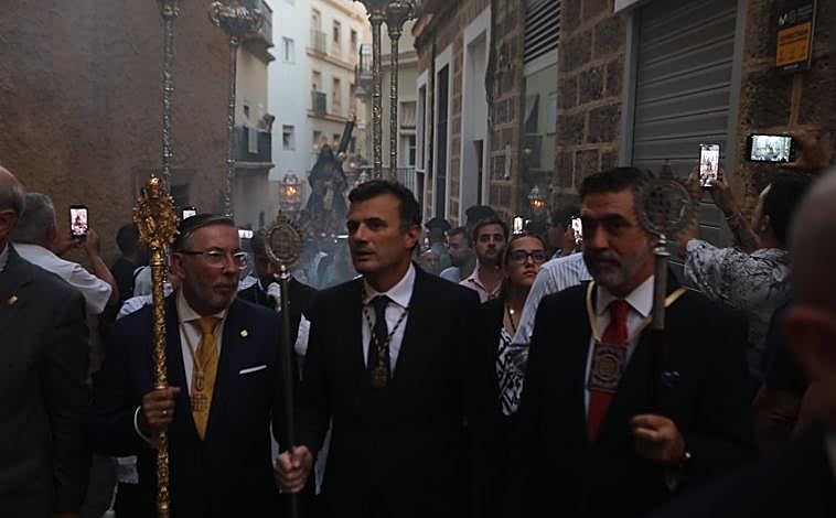 Imagen principal - Y Cádiz se rindió a la esperanza de Jesús Nazareno