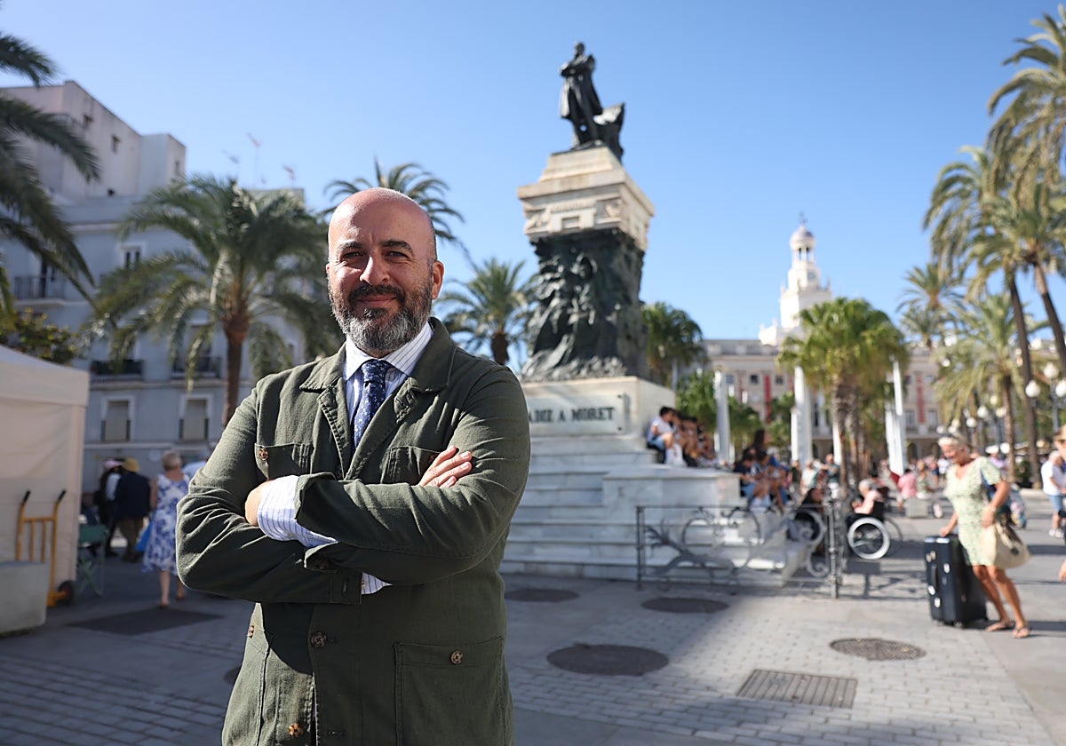 Pablo Manuel Durio, pregonero de la Semana Santa de Cádiz, junto a la estatua de Moret