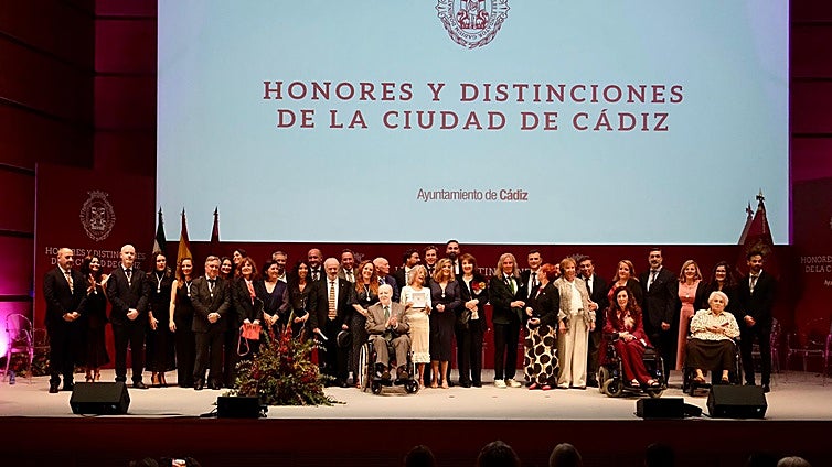 Ovaciones, memoria y emoción en el homenaje de Cádiz a quienes «representan lo mejor de nosotros»