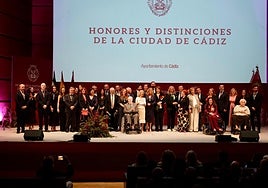 Ovaciones, memoria y emoción en el homenaje de Cádiz a quienes «representan lo mejor de nosotros»