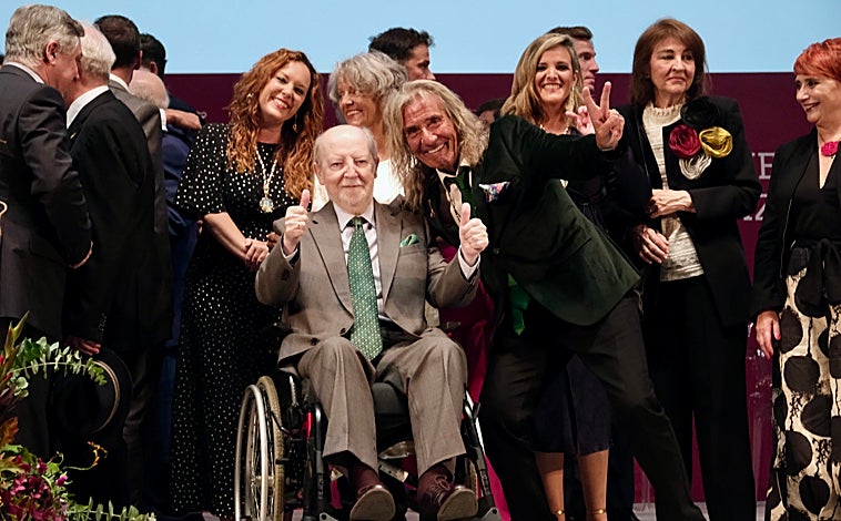 Imagen principal - Ovaciones, memoria y emoción en el homenaje de Cádiz a quienes «representan lo mejor de nosotros»