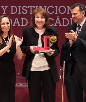Imagen secundaria 2 - Ovaciones, memoria y emoción en el homenaje de Cádiz a quienes «representan lo mejor de nosotros»