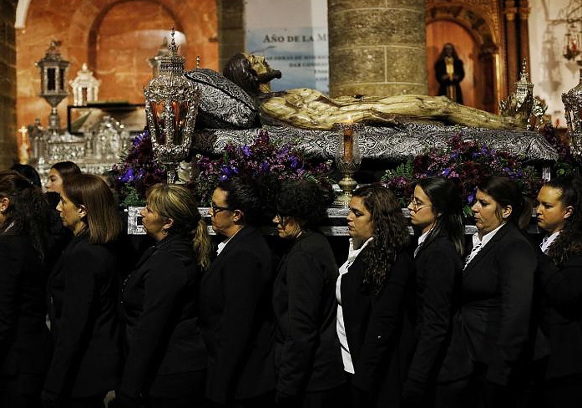 La imagen del Yacente del Santo Entierro se retira del culto para su restauración