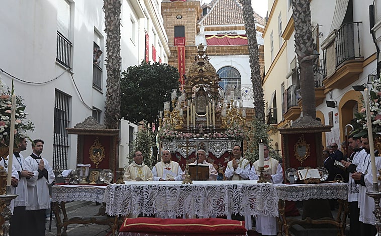 Imagen principal - La Eucaristía se celebró en la calle de La Palma