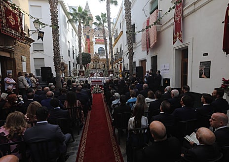 Imagen secundaria 1 - La Eucaristía se celebró en la calle de La Palma