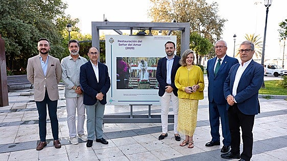 La exposición 'Una historia de amor' ya se puede ver en el Paseo de Canalejas de Cádiz
