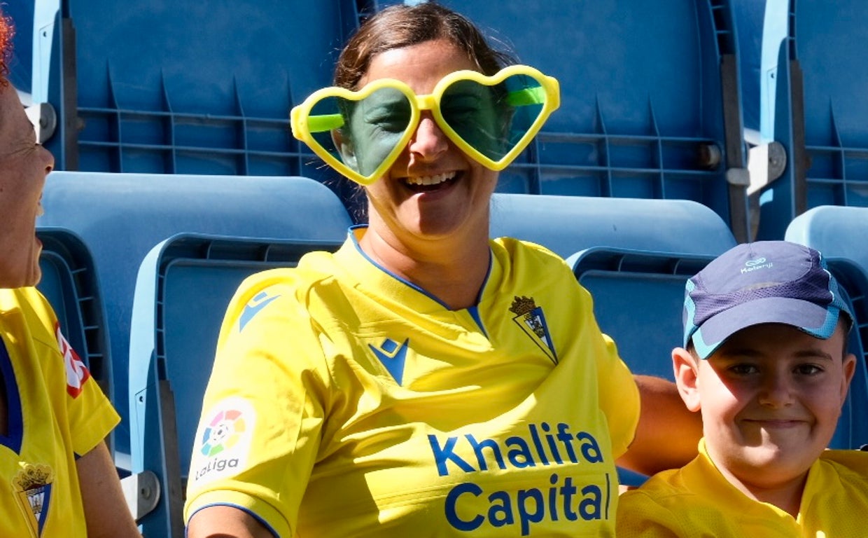 Una aficionada con unas gafas amarillas antes del partido entre el Cádiz y el Vilarreal.