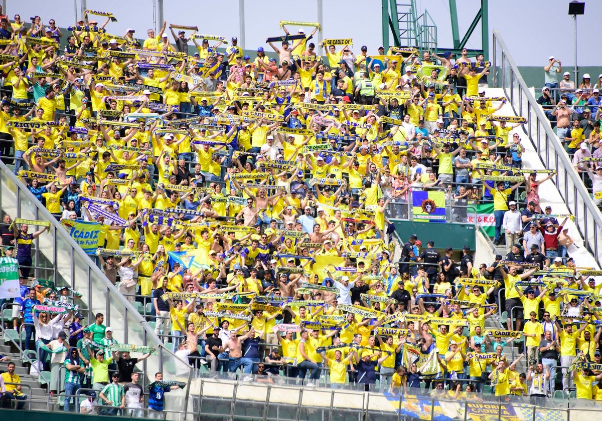 Afición del Cádiz en el Villamarín