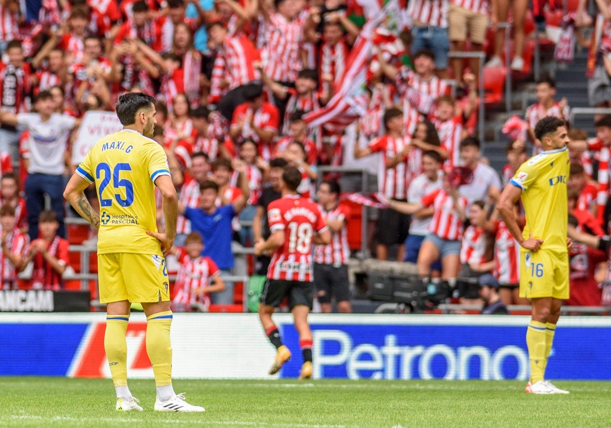 Maxi Gómez y Chris Ramos, brazos en jarra, tras un nuevo gol del Athletic.