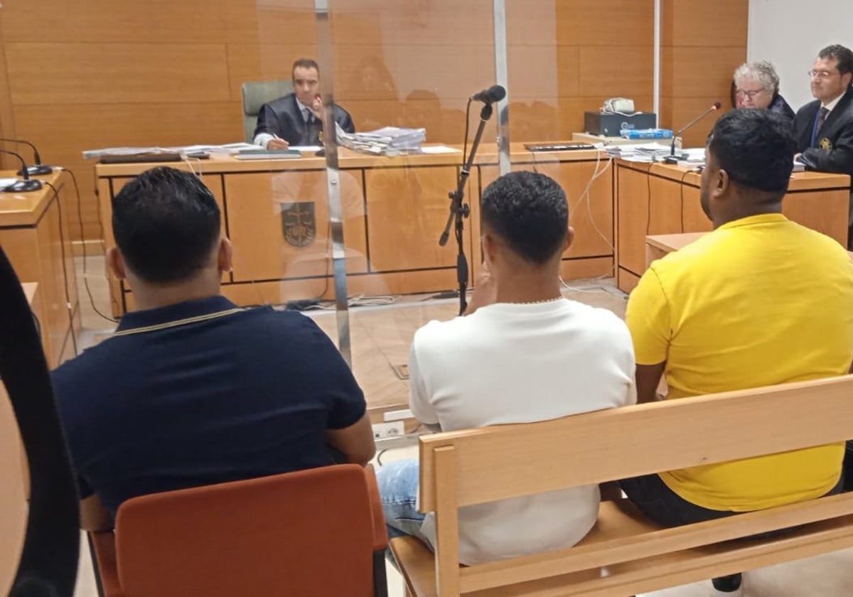 Machis, de espaldas, y el resto de acusados en el juicio en Granada