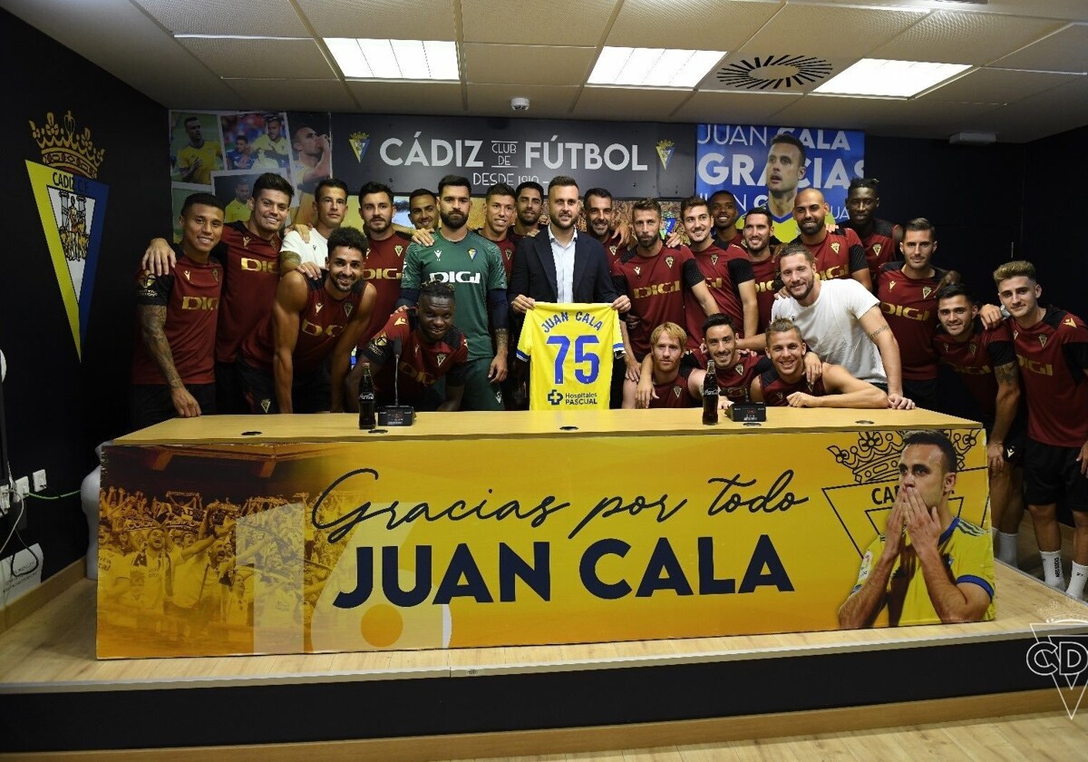 Juan Cala rodeada de la plantilla del Cádiz CF