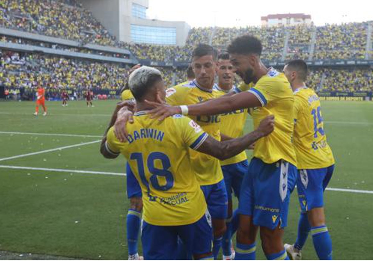 Los jugadores del Cádiz celebran uno de los tantos ante el Villarreal