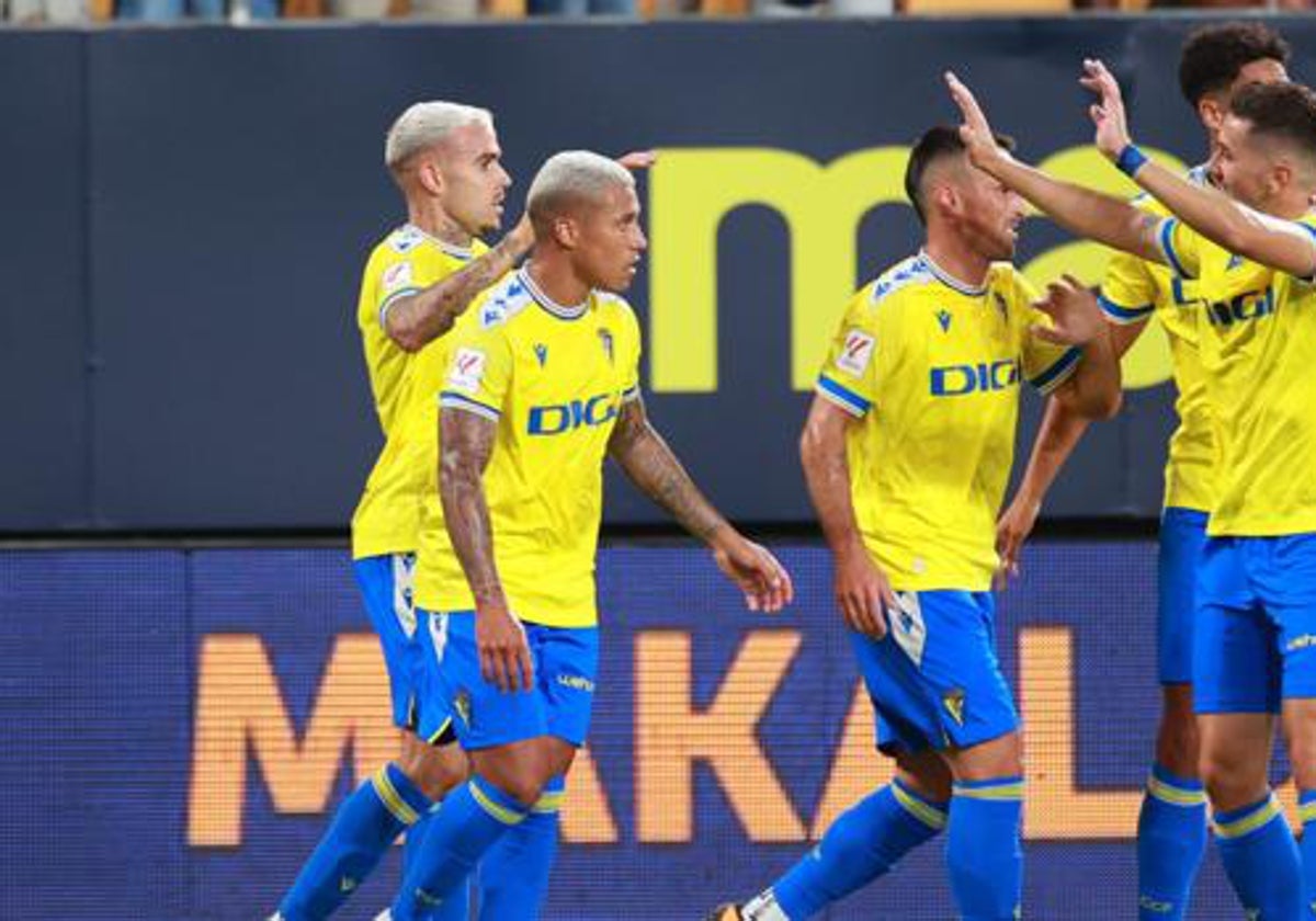 Los jugadores del Cádiz celebran un gol