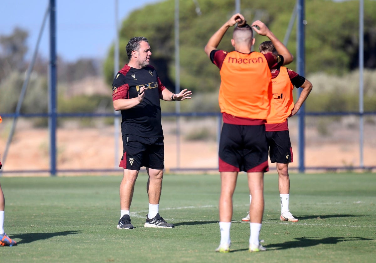 Sergio explica una jugada en un entrenamiento.