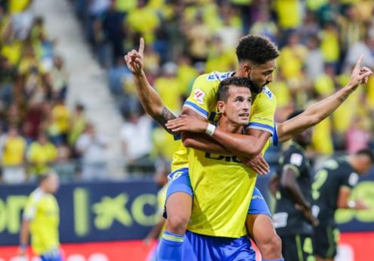 Luis Hernández y Chris Ramos celebran el tanto ante el Almería