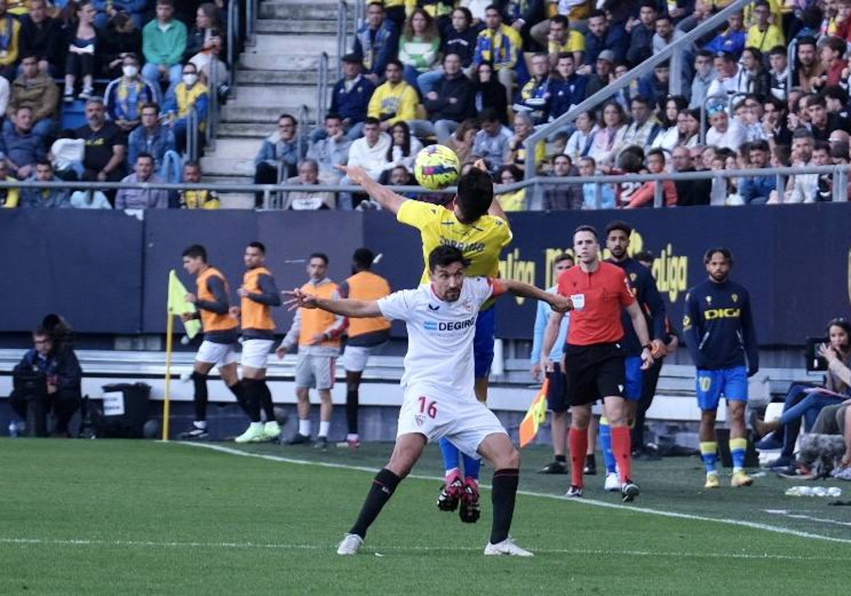 Cádiz CF y Sevilla FC se ven las caras en la capital gaditana.