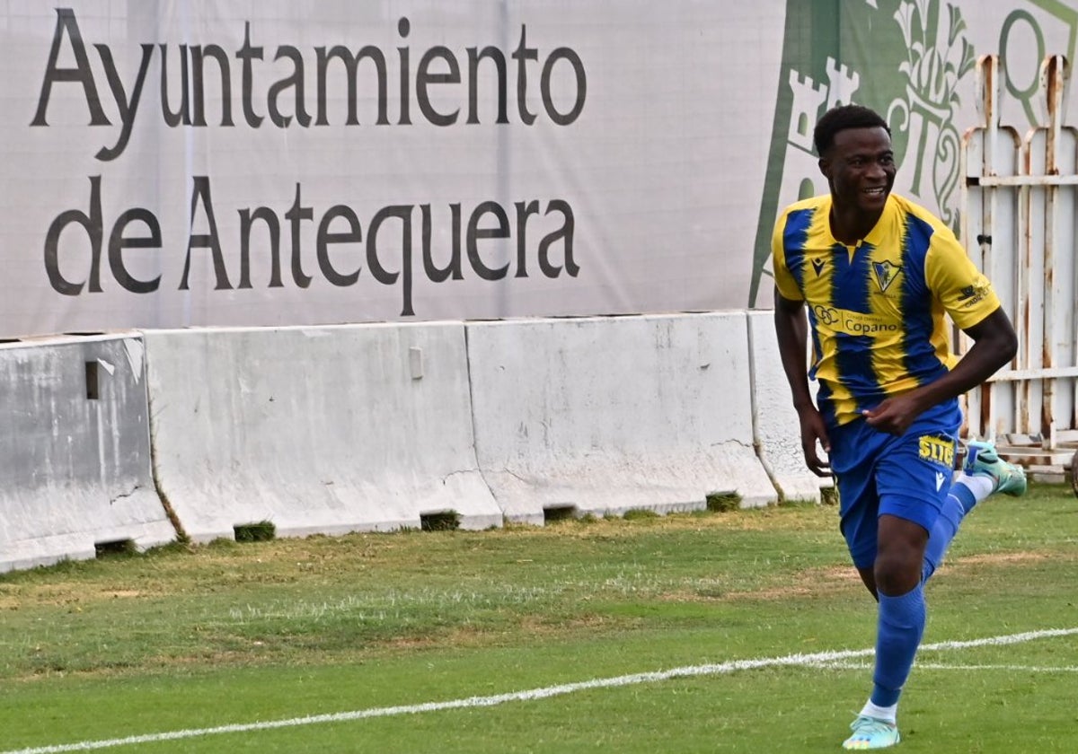 Nico Njalla celebra el gol que dio la temporada pasada la permanencia al Cádiz CF Mirandilla.