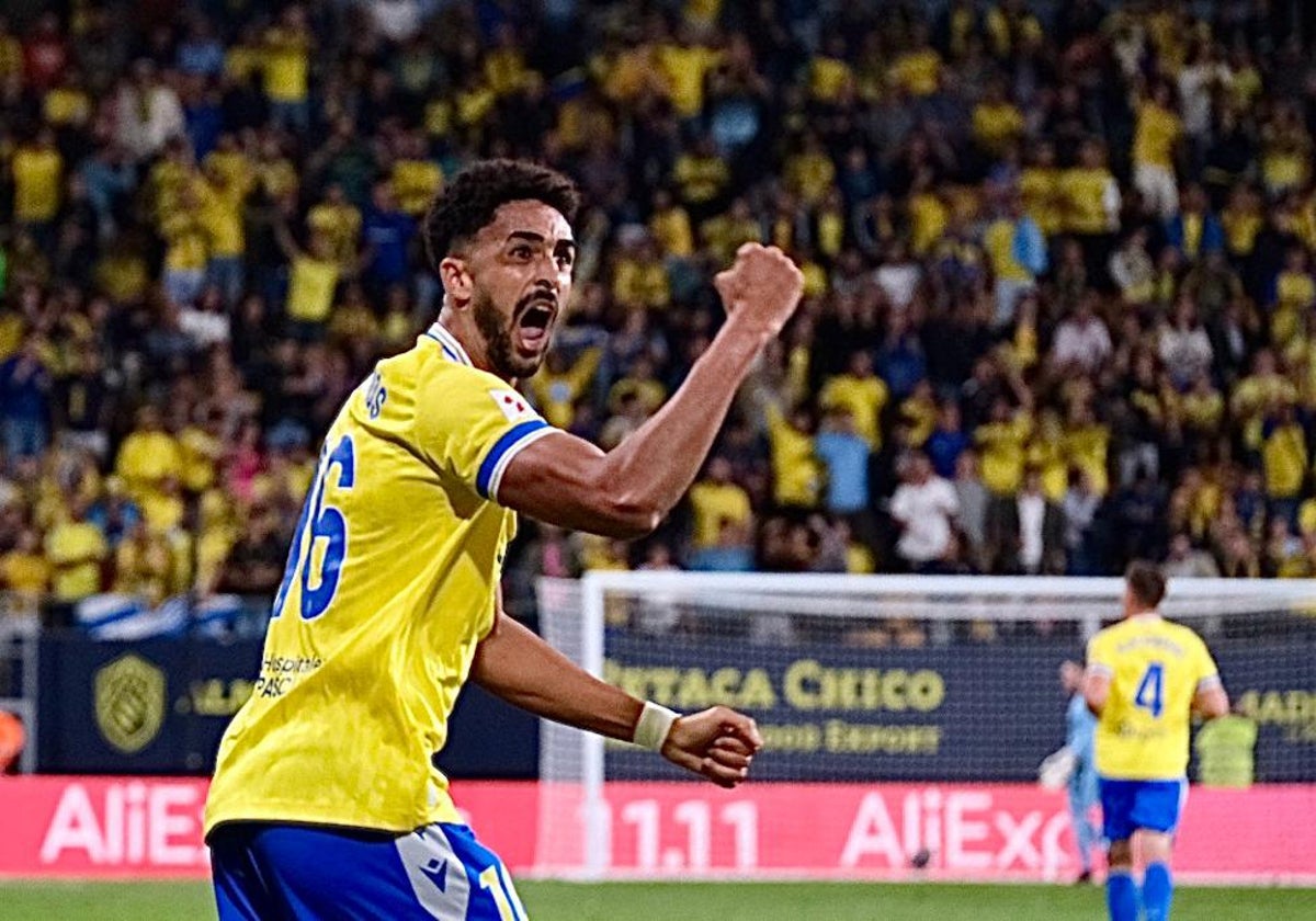 Chris Ramos celebra el primer tanto de los amarillos ante el Sevilla