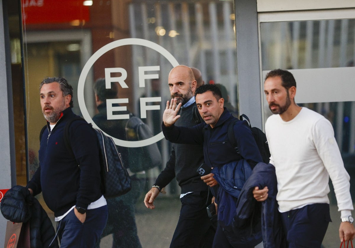 Salida del entrenador del Barcelona, Xavi Hernández, el entrenador del Cádiz, Sergio González, y el entrenador Pablo Machín, tras el encuentro entre los entrenadores de Primera y los árbitros de la categoría en Las Rozas, Madrid, este martes