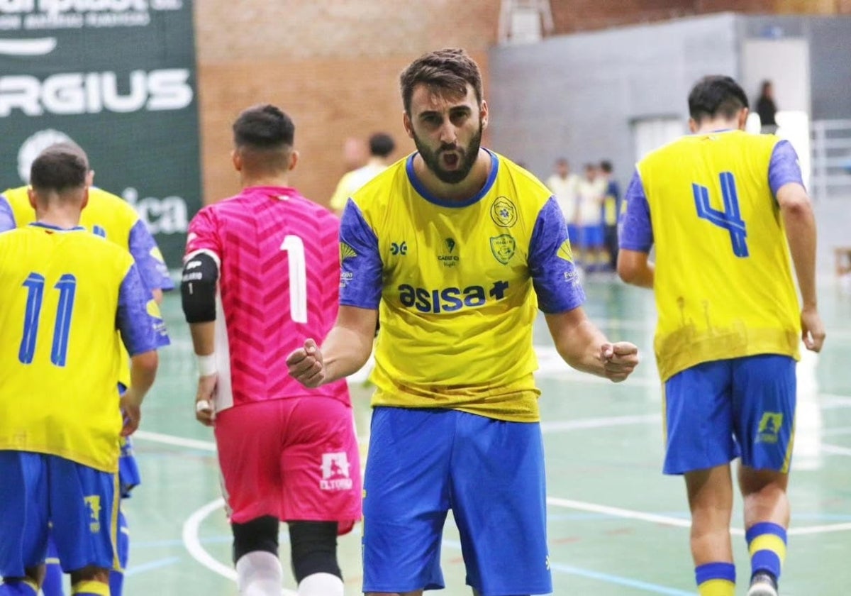 Aarón Nimo, jugador del Cádiz CF Virgili.