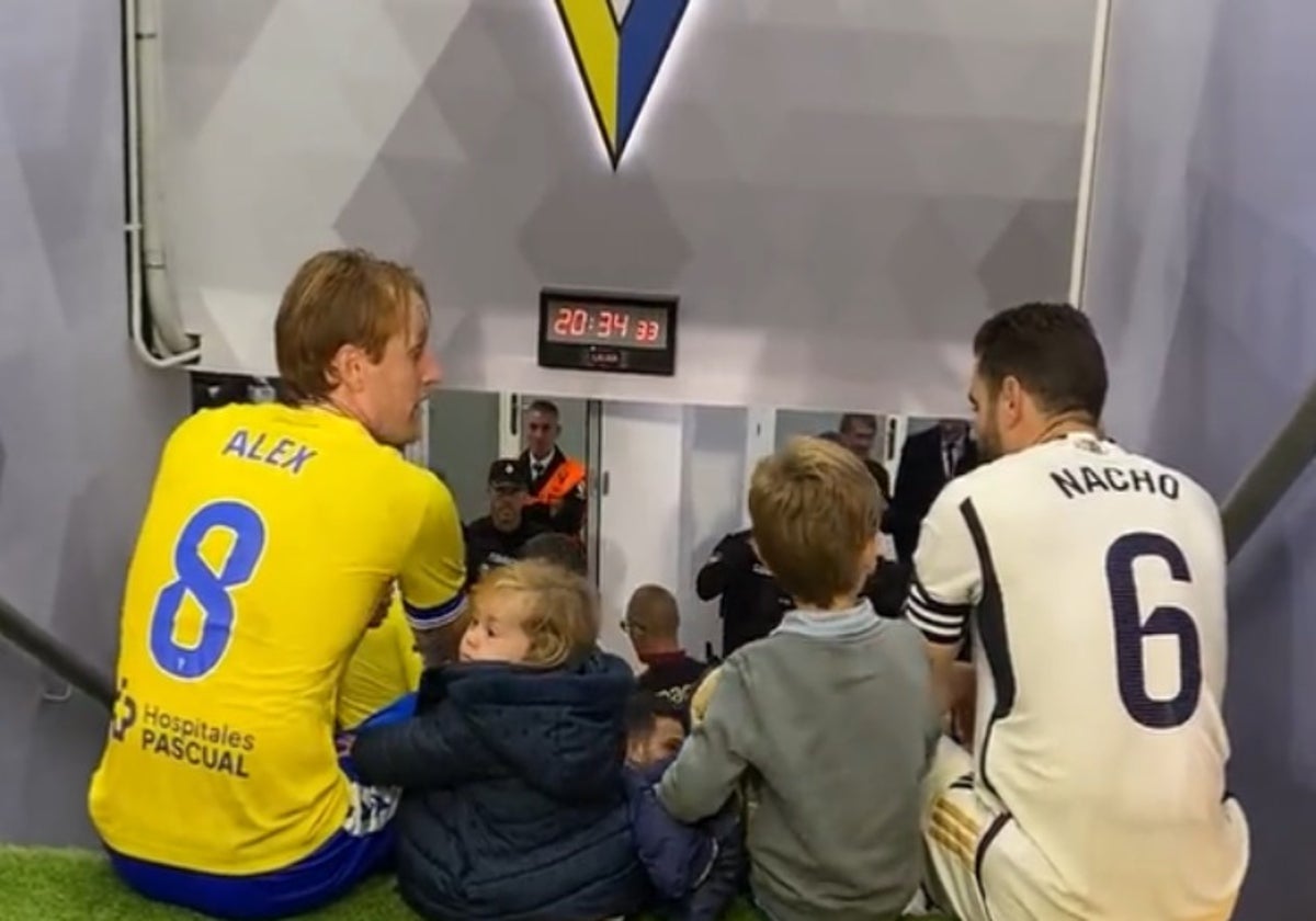 Álex y Nacho tras el partido en el túnel de vestuarios