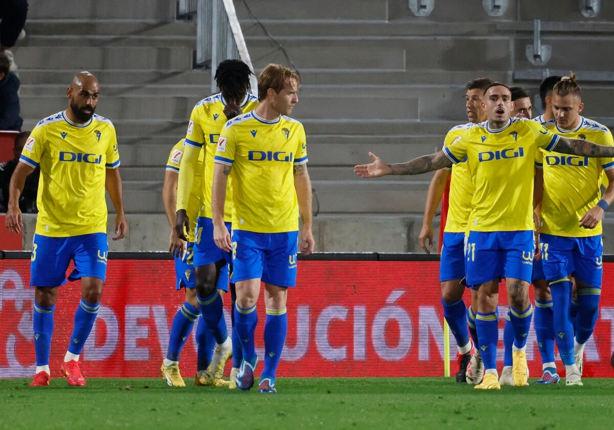 Los jugadores del Cádiz se lamentan tras el gol de Abdón.