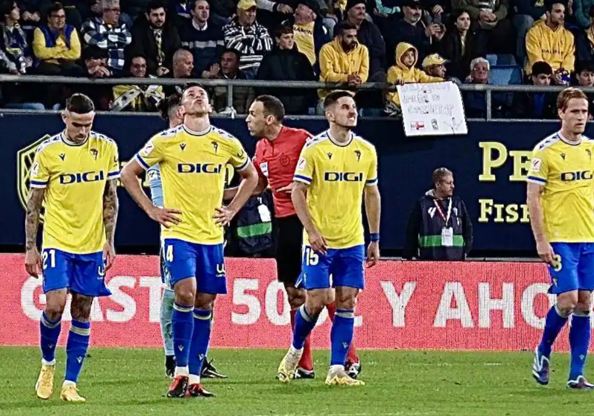 Jugadores amarillos durante el Cádiz - Real Madrid