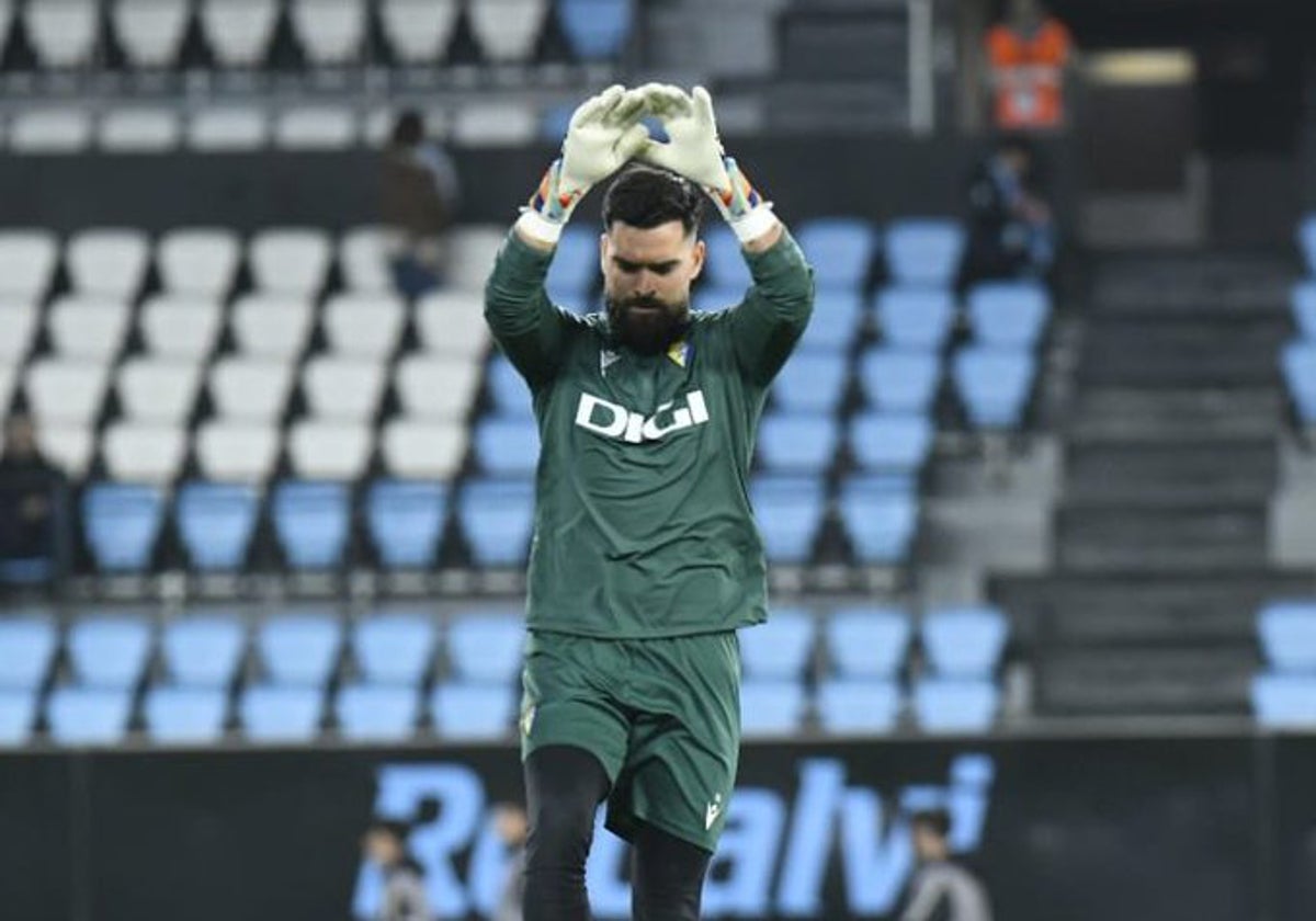 David Gil, durante el calentamiento del Celta - Cádiz