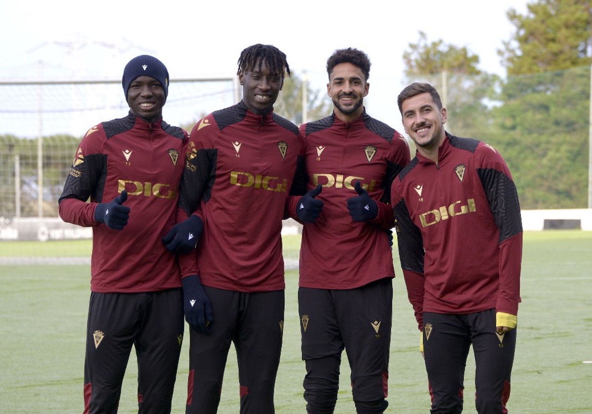 Diakite, Momo Mbaye, Chris Ramos y Javi Hernández, en el entrenamiento en Vigo.