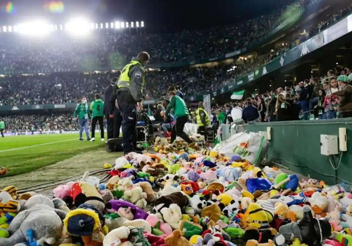 Lluvia de peluches en el Benito Villamarín