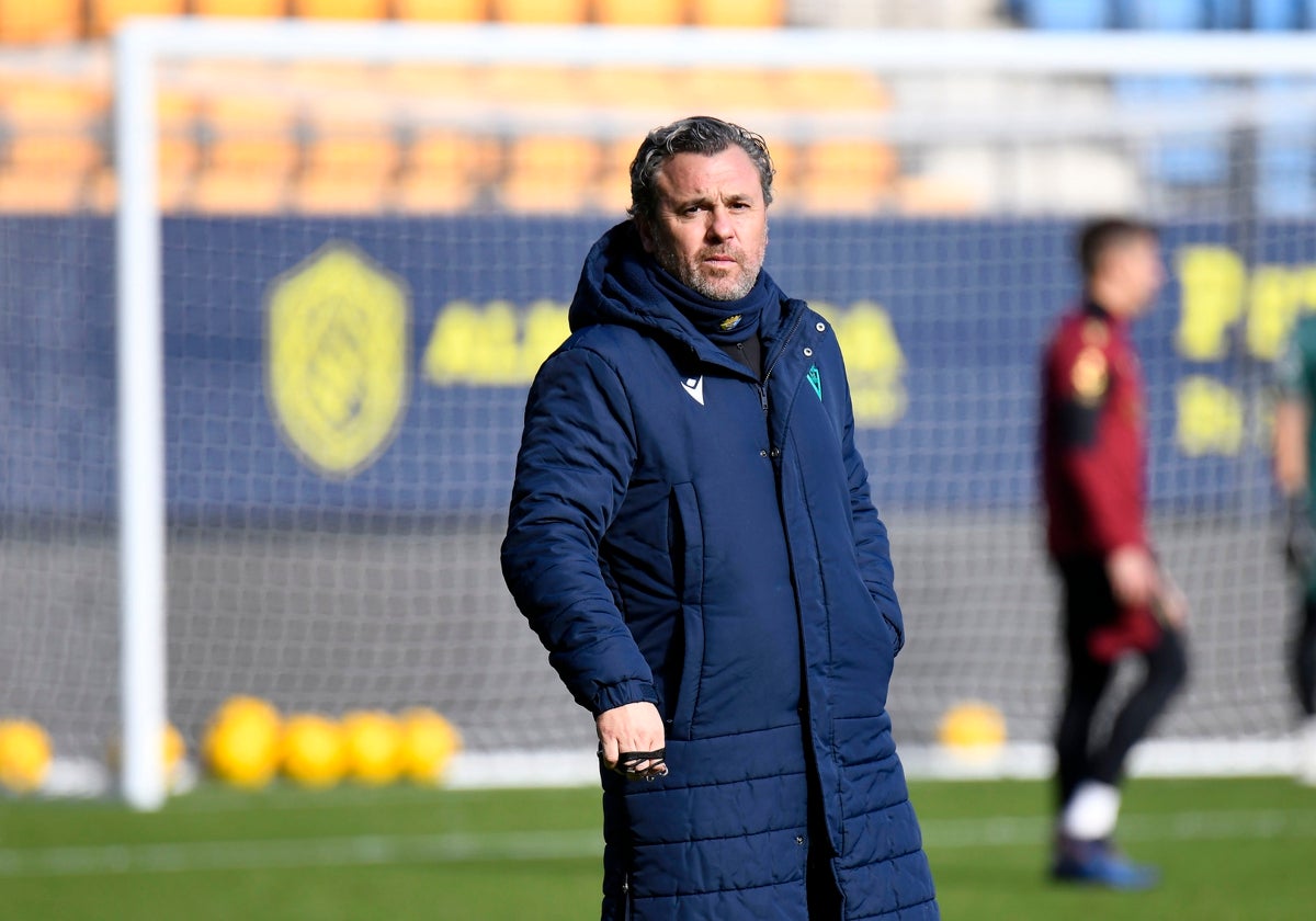 El entrenador cadista Sergio González, durante un entrenamiento en el estadio Carranza